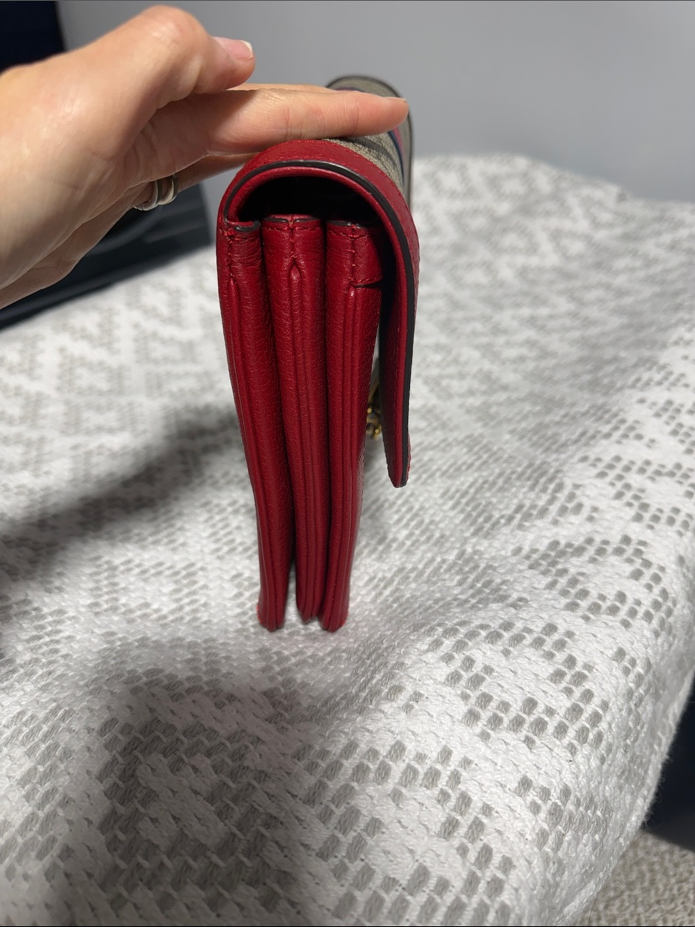Gucci Beige & Red GG Supreme Crossbody with Bee Accent - Picture 2 of 6